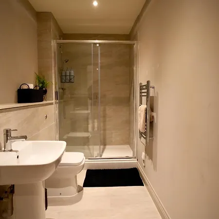 Spacious Leeds Centre Apartment, Netflix,fast Wifi,coffee Machine *